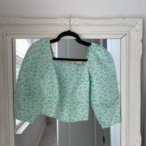 Levi’s cropped puff sleeve top